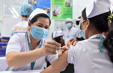 Ngày đầu tiêm vắc xin ngừa COVID-19: Không ghi nhận phản ứng bất thường sau tiêm - Ảnh 3. Ngày đầu tiêm vắc xin ngừa COVID-19: Không ghi nhận phản ứng bất thường sau tiêm - Ảnh 3.