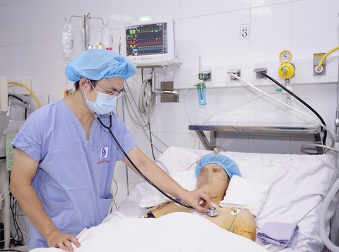 Hai bệnh viện phối hợp, cứu sống một bệnh nhân bị khối u lớn trong tim - Ảnh 1. Hai bệnh viện phối hợp, cứu sống một bệnh nhân bị khối u lớn trong tim - Ảnh 1.