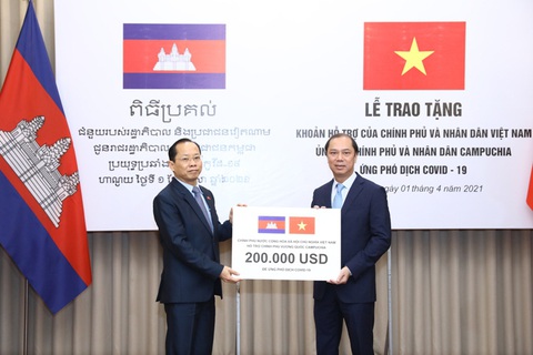 Việt Nam hỗ trợ Campuchia hơn 4,5 tỉ đồng ứng phó COVID-19 - Ảnh 1. Việt Nam hỗ trợ Campuchia hơn 4,5 tỉ đồng ứng phó COVID-19 - Ảnh 1.