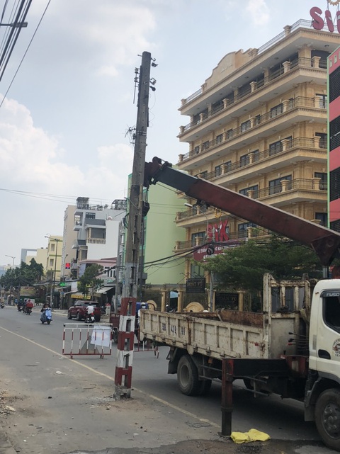 Tháo dỡ xong 62 trụ điện nằm giữa đường Tô Hiệu, quận Tân Phú - Ảnh 1. Tháo dỡ xong 62 trụ điện nằm giữa đường Tô Hiệu, quận Tân Phú - Ảnh 1.