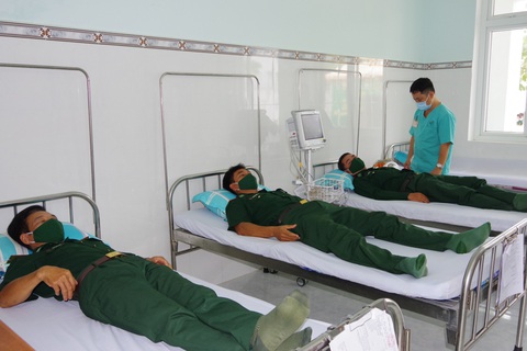 Tiêm vắc xin COVID-19 cho chiến sĩ biên phòng 6 tỉnh Tây Nam chống dịch - Ảnh 4. Tiêm vắc xin COVID-19 cho chiến sĩ biên phòng 6 tỉnh Tây Nam chống dịch - Ảnh 4.
