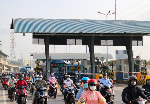 Ùn ứ giao thông trong ngày đầu thu phí ở trạm BOT xa lộ Hà Nội - Ảnh 6. Ùn ứ giao thông trong ngày đầu thu phí ở trạm BOT xa lộ Hà Nội - Ảnh 6.