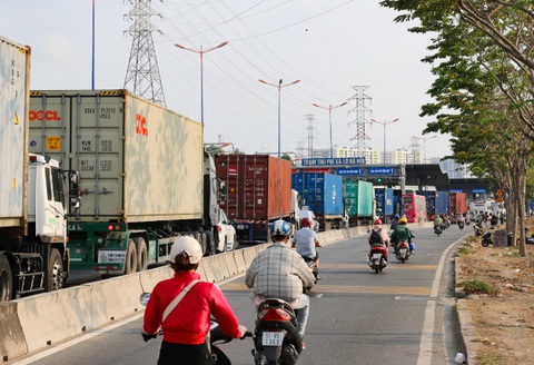 Ùn ứ giao thông trong ngày đầu thu phí ở trạm BOT xa lộ Hà Nội - Ảnh 5. Ùn ứ giao thông trong ngày đầu thu phí ở trạm BOT xa lộ Hà Nội - Ảnh 5.