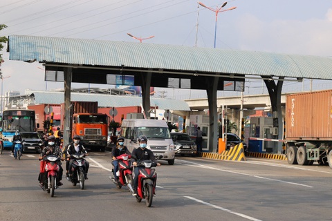 Ùn ứ giao thông trong ngày đầu thu phí ở trạm BOT xa lộ Hà Nội - Ảnh 8. Ùn ứ giao thông trong ngày đầu thu phí ở trạm BOT xa lộ Hà Nội - Ảnh 8.