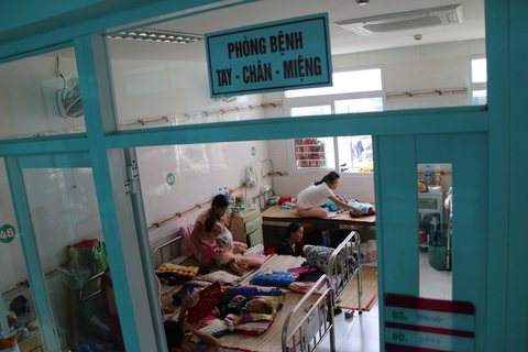 Mỗi ngày, bệnh viện ở Cần Thơ tiếp nhận điều trị hơn 70 ca tay chân miệng, nhiều ca nặng - Ảnh 2. Mỗi ngày, bệnh viện ở Cần Thơ tiếp nhận điều trị hơn 70 ca tay chân miệng, nhiều ca nặng - Ảnh 2.