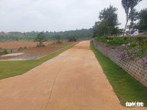 Vụ phá rừng phòng hộ xây khu nghỉ dưỡng ở Đắk Nông: Huyện hứa làm quyết liệt - Ảnh 3. Vụ phá rừng phòng hộ xây khu nghỉ dưỡng ở Đắk Nông: Huyện hứa làm quyết liệt - Ảnh 3.