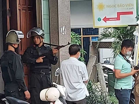 Công an mặc áo giáp, mang súng phong tỏa căn nhà ở TP Quảng Ngãi - Ảnh 1. Công an mặc áo giáp, mang súng phong tỏa căn nhà ở TP Quảng Ngãi - Ảnh 1.