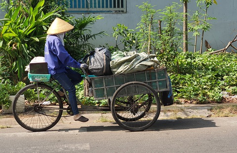 Đánh giày, bán nước mía, nước sâm... kiếm miếng ăn dưới trời nắng nóng - Ảnh 4. Đánh giày, bán nước mía, nước sâm... kiếm miếng ăn dưới trời nắng nóng - Ảnh 4.