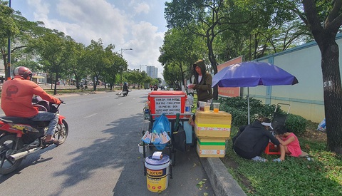Đánh giày, bán nước mía, nước sâm... kiếm miếng ăn dưới trời nắng nóng - Ảnh 1. Đánh giày, bán nước mía, nước sâm... kiếm miếng ăn dưới trời nắng nóng - Ảnh 1.