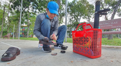 Đánh giày, bán nước mía, nước sâm... kiếm miếng ăn dưới trời nắng nóng - Ảnh 3. Đánh giày, bán nước mía, nước sâm... kiếm miếng ăn dưới trời nắng nóng - Ảnh 3.