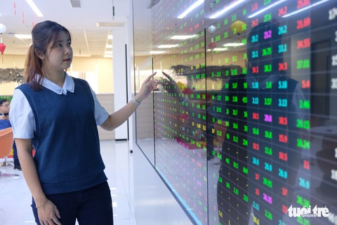Chứng khoán Việt cán mốc điểm cao nhất lịch sử, cuộc vui có kéo dài? - Ảnh 1. Chứng khoán Việt cán mốc điểm cao nhất lịch sử, cuộc vui có kéo dài? - Ảnh 1.