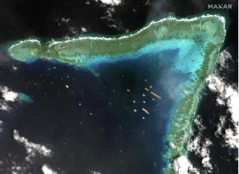 Philippines đưa máy bay tuần tra đá Ba Đầu, phớt lờ Trung Quốc 5 lần xua đuổi - Ảnh 2. Philippines đưa máy bay tuần tra đá Ba Đầu, phớt lờ Trung Quốc 5 lần xua đuổi - Ảnh 2.