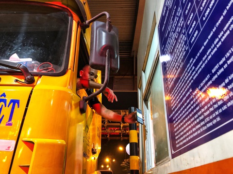 Ùn ứ giao thông trong ngày đầu thu phí ở trạm BOT xa lộ Hà Nội - Ảnh 3. Ùn ứ giao thông trong ngày đầu thu phí ở trạm BOT xa lộ Hà Nội - Ảnh 3.