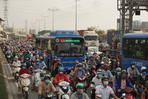 Ùn ứ giao thông trong ngày đầu thu phí ở trạm BOT xa lộ Hà Nội - Ảnh 4. Ùn ứ giao thông trong ngày đầu thu phí ở trạm BOT xa lộ Hà Nội - Ảnh 4.