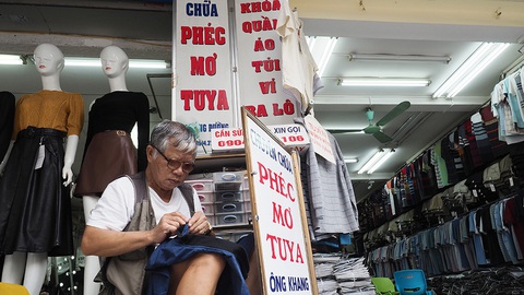 Nhớ lắm, tiếng rao thời nghèo khó - Kỳ 6: Người thợ 60 năm sửa khóa quần áo - Ảnh 1. Nhớ lắm, tiếng rao thời nghèo khó - Kỳ 6: Người thợ 60 năm sửa khóa quần áo - Ảnh 1.