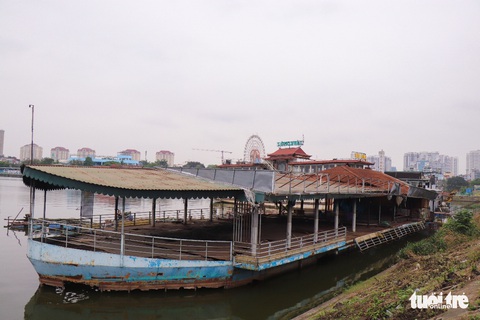 Du thuyền tiền tỉ ngày nào vẫn nằm hoang tàn trên mặt hồ Tây - Ảnh 1. Du thuyền tiền tỉ ngày nào vẫn nằm hoang tàn trên mặt hồ Tây - Ảnh 1.