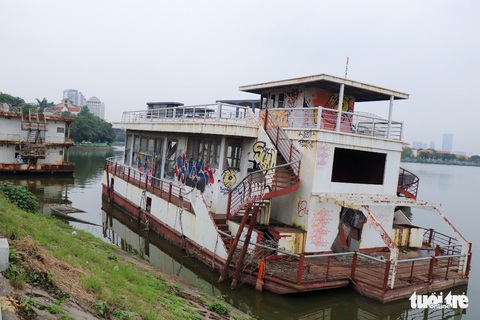 Du thuyền tiền tỉ ngày nào vẫn nằm hoang tàn trên mặt hồ Tây - Ảnh 5. Du thuyền tiền tỉ ngày nào vẫn nằm hoang tàn trên mặt hồ Tây - Ảnh 5.