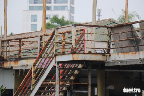 Du thuyền tiền tỉ ngày nào vẫn nằm hoang tàn trên mặt hồ Tây - Ảnh 8. Du thuyền tiền tỉ ngày nào vẫn nằm hoang tàn trên mặt hồ Tây - Ảnh 8.