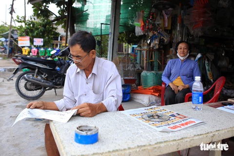 Bà ngoại Hai cầm bảng canh xe cho học trò qua đường an toàn - Ảnh 6. Bà ngoại Hai cầm bảng canh xe cho học trò qua đường an toàn - Ảnh 6.