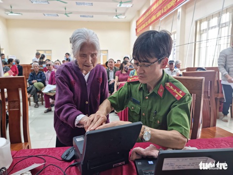 Công an TP Hà Nội đổi địa điểm cấp căn cước công dân gắn chip - Ảnh 1. Công an TP Hà Nội đổi địa điểm cấp căn cước công dân gắn chip - Ảnh 1.