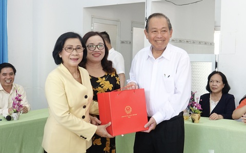 Phó thủ tướng Trương Hòa Bình tặng quà cho trẻ khuyết tật Quảng Ngãi - Ảnh 1.