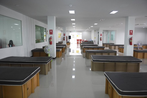 Lo vỡ trận y tế, Bangkok gấp rút xây nhiều bệnh viện dã chiến - Ảnh 1. Lo vỡ trận y tế, Bangkok gấp rút xây nhiều bệnh viện dã chiến - Ảnh 1.
