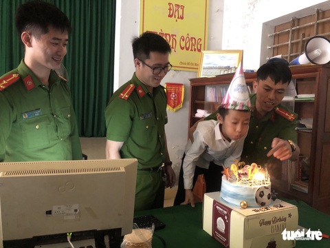 Thiếu niên 14 tuổi đi làm căn cước công dân nhận điều bất ngờ lúc 0h1 phút - Ảnh 1. Thiếu niên 14 tuổi đi làm căn cước công dân nhận điều bất ngờ lúc 0h1 phút - Ảnh 1.
