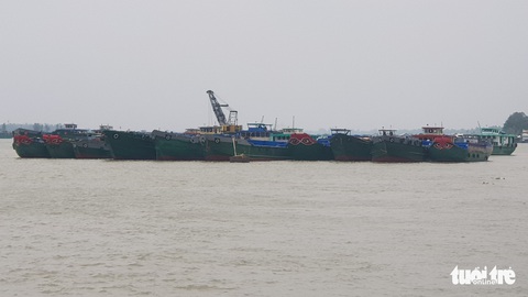 Cát khan hiếm, sà lan đậu khắp sông Tiền khiến doanh nghiệp khốn khổ - Ảnh 1. Cát khan hiếm, sà lan đậu khắp sông Tiền khiến doanh nghiệp khốn khổ - Ảnh 1.