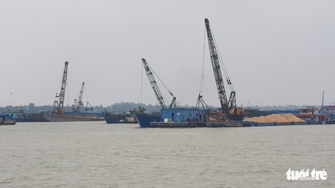 Cát khan hiếm, sà lan đậu khắp sông Tiền khiến doanh nghiệp khốn khổ - Ảnh 2. Cát khan hiếm, sà lan đậu khắp sông Tiền khiến doanh nghiệp khốn khổ - Ảnh 2.