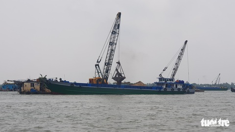 Cát khan hiếm, sà lan đậu khắp sông Tiền khiến doanh nghiệp khốn khổ - Ảnh 4. Cát khan hiếm, sà lan đậu khắp sông Tiền khiến doanh nghiệp khốn khổ - Ảnh 4.