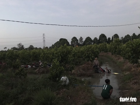Chặn quốc lộ đua xe, hàng trăm quái xế chạy vô vườn, lao xuống kênh... trốn CSGT - Ảnh 5. Chặn quốc lộ đua xe, hàng trăm quái xế chạy vô vườn, lao xuống kênh... trốn CSGT - Ảnh 5.