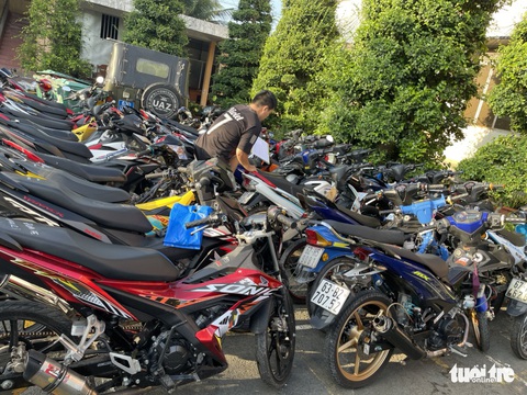 Chặn quốc lộ đua xe, hàng trăm quái xế chạy vô vườn, lao xuống kênh... trốn CSGT - Ảnh 4. Chặn quốc lộ đua xe, hàng trăm quái xế chạy vô vườn, lao xuống kênh... trốn CSGT - Ảnh 4.