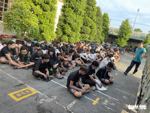 Chặn quốc lộ đua xe, hàng trăm quái xế chạy vô vườn, lao xuống kênh... trốn CSGT - Ảnh 3. Chặn quốc lộ đua xe, hàng trăm quái xế chạy vô vườn, lao xuống kênh... trốn CSGT - Ảnh 3.