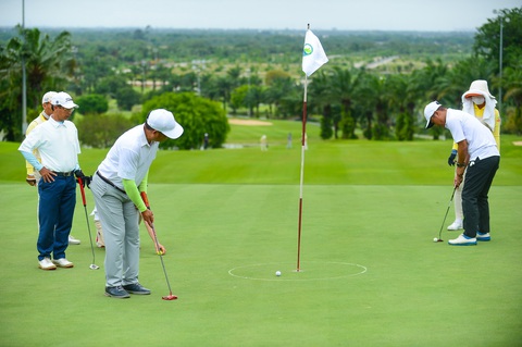 Hai tuần cấp phép một sân golf - Ảnh 1. Hai tuần cấp phép một sân golf - Ảnh 1.
