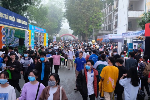 Ngày hội tư vấn tuyển sinh hướng nghiệp 2021: Giúp thí sinh chọn ngành, trường phù hợp - Ảnh 6. Ngày hội tư vấn tuyển sinh hướng nghiệp 2021: Giúp thí sinh chọn ngành, trường phù hợp - Ảnh 6.