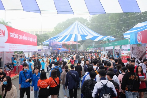 Ngày hội tư vấn tuyển sinh hướng nghiệp 2021: Giúp thí sinh chọn ngành, trường phù hợp - Ảnh 8. Ngày hội tư vấn tuyển sinh hướng nghiệp 2021: Giúp thí sinh chọn ngành, trường phù hợp - Ảnh 8.