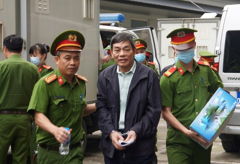 Sáng nay 12-4, 19 bị cáo gây thiệt hại lớn tại dự án Gang thép Thái Nguyên hầu tòa - Ảnh 2. Sáng nay 12-4, 19 bị cáo gây thiệt hại lớn tại dự án Gang thép Thái Nguyên hầu tòa - Ảnh 2.
