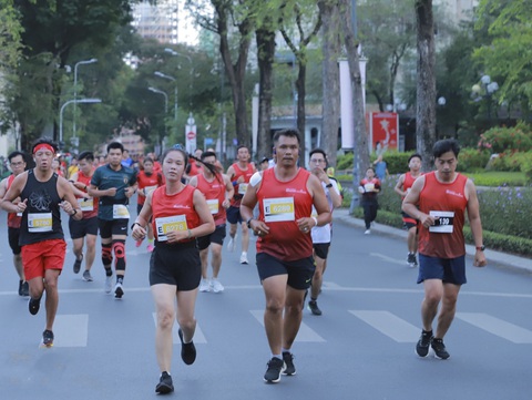 Vừa chạy bộ, vừa quảng bá hình ảnh thành phố - Ảnh 1. Vừa chạy bộ, vừa quảng bá hình ảnh thành phố - Ảnh 1.