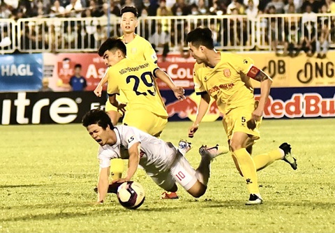 Dẫn trước 3-0, HAGL thắng vất vả Nam Định 4-3 ở phút 90+6 - Ảnh 3. Dẫn trước 3-0, HAGL thắng vất vả Nam Định 4-3 ở phút 90+6 - Ảnh 3.
