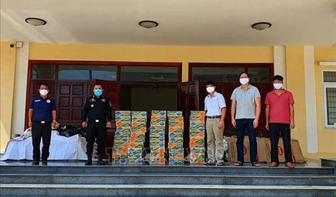 Tặng quà, phân phát hàng cứu trợ cho người Việt khó khăn ở Campuchia - Ảnh 1. Tặng quà, phân phát hàng cứu trợ cho người Việt khó khăn ở Campuchia - Ảnh 1.