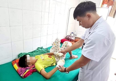 Bé trai 13 tuổi giập nát hai bàn tay vì pin phát nổ - Ảnh 1. Bé trai 13 tuổi giập nát hai bàn tay vì pin phát nổ - Ảnh 1.