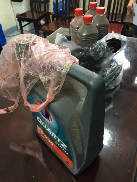 Bắt nhóm côn đồ ném mắm tôm, dầu nhớt vào nhà dân để đòi nợ thuê - Ảnh 2. Bắt nhóm côn đồ ném mắm tôm, dầu nhớt vào nhà dân để đòi nợ thuê - Ảnh 2.