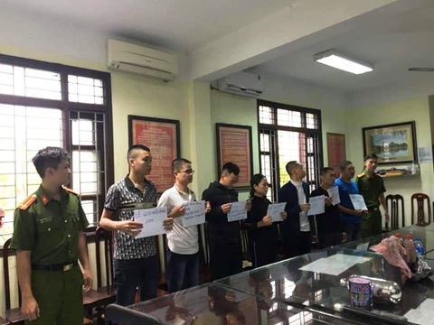 Bắt nhóm côn đồ ném mắm tôm, dầu nhớt vào nhà dân để đòi nợ thuê - Ảnh 1. Bắt nhóm côn đồ ném mắm tôm, dầu nhớt vào nhà dân để đòi nợ thuê - Ảnh 1.