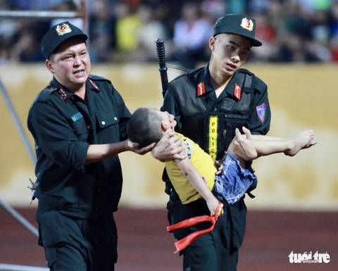 Hiểm họa nuốt lưỡi do va chạm trong bóng đá: Sơ cứu đúng có thể cứu được nạn nhân - Ảnh 2. Hiểm họa nuốt lưỡi do va chạm trong bóng đá: Sơ cứu đúng có thể cứu được nạn nhân - Ảnh 2.