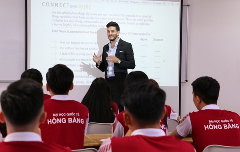 Tăng cường khóa học thực tế doanh nghiệp và chương trình đào tạo 100% tiếng Anh - Ảnh 2. Tăng cường khóa học thực tế doanh nghiệp và chương trình đào tạo 100% tiếng Anh - Ảnh 2.