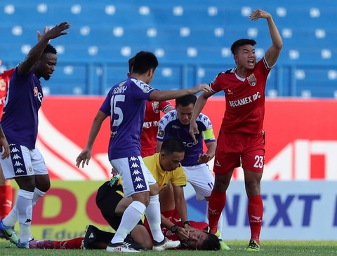 Hiểm họa nuốt lưỡi do va chạm trong bóng đá: Sơ cứu đúng có thể cứu được nạn nhân - Ảnh 3. Hiểm họa nuốt lưỡi do va chạm trong bóng đá: Sơ cứu đúng có thể cứu được nạn nhân - Ảnh 3.