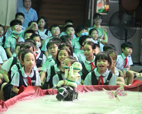 Lần đầu tiên con được coi múa rối nước, con thấy lạ và thích hơn rối cạn - Ảnh 1. Lần đầu tiên con được coi múa rối nước, con thấy lạ và thích hơn rối cạn - Ảnh 1.