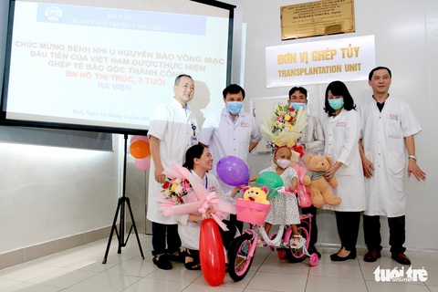 Bệnh nhi đầu tiên của Việt Nam được chữa khỏi u nguyên bào võng mạc nhờ ghép tế bào gốc - Ảnh 1. Bệnh nhi đầu tiên của Việt Nam được chữa khỏi u nguyên bào võng mạc nhờ ghép tế bào gốc - Ảnh 1.