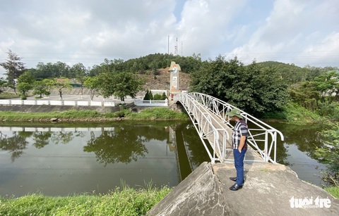 Lập đoàn kiểm tra vụ nước kênh Nhà Lê đổi màu đen, bốc mùi hôi thối - Ảnh 2. Lập đoàn kiểm tra vụ nước kênh Nhà Lê đổi màu đen, bốc mùi hôi thối - Ảnh 2.