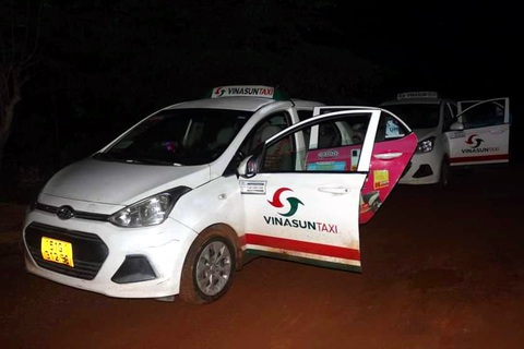Chặn bắt 2 xe taxi chở 5 người nước ngoài nhập cảnh trái phép tại Bình Phước - Ảnh 2. Chặn bắt 2 xe taxi chở 5 người nước ngoài nhập cảnh trái phép tại Bình Phước - Ảnh 2.